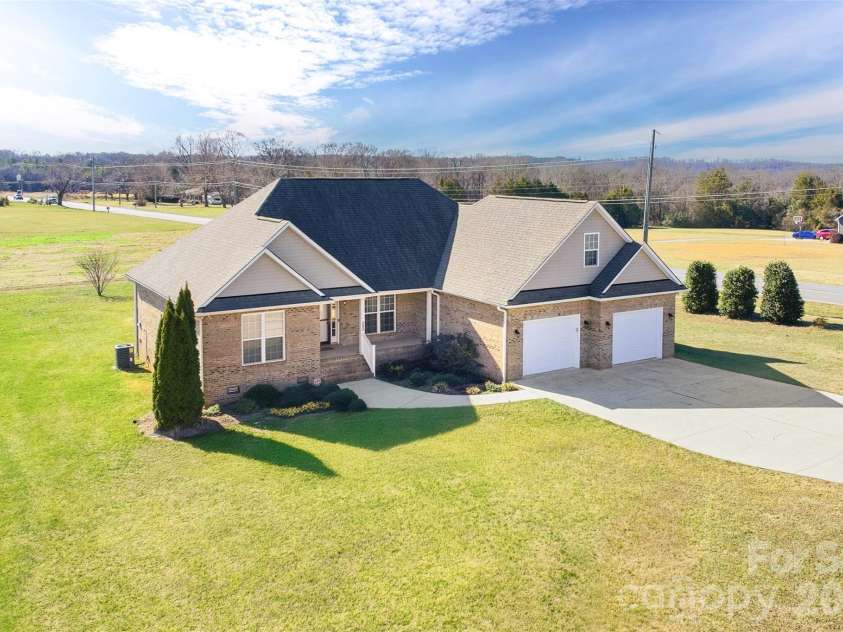 884 Clear Creek Circle, Lincolnton, NC 28092.  MLS# CAR4337596, YatesRealty ID 16963. 