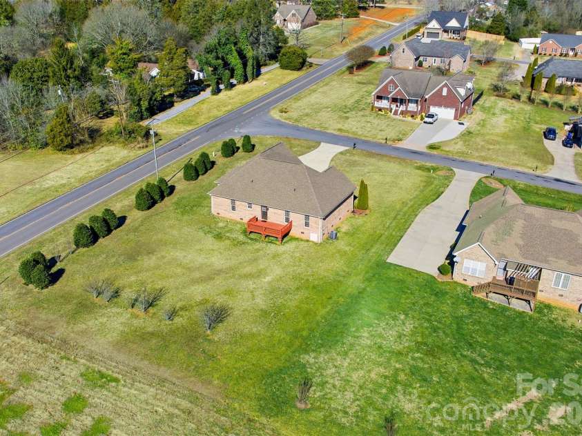 884 Clear Creek Circle, Lincolnton, NC 28092.  MLS# CAR4337596, YatesRealty ID 16963. 