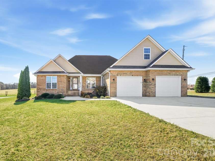 884 Clear Creek Circle, Lincolnton, NC 28092.  MLS# CAR4337596, YatesRealty ID 16963. 