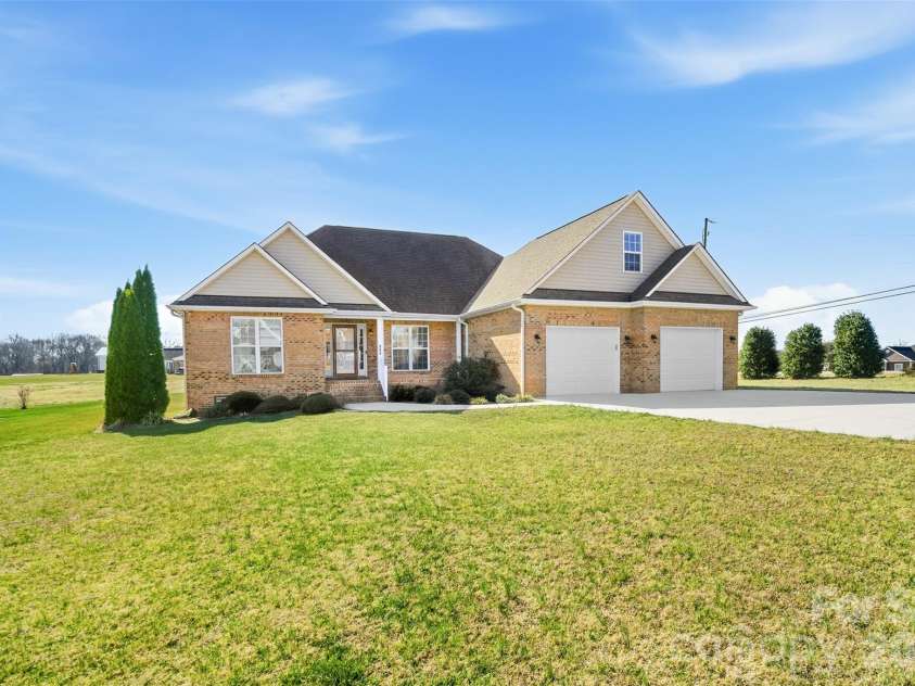 884 Clear Creek Circle, Lincolnton, NC 28092.  MLS# CAR4337596, YatesRealty ID 16963. 