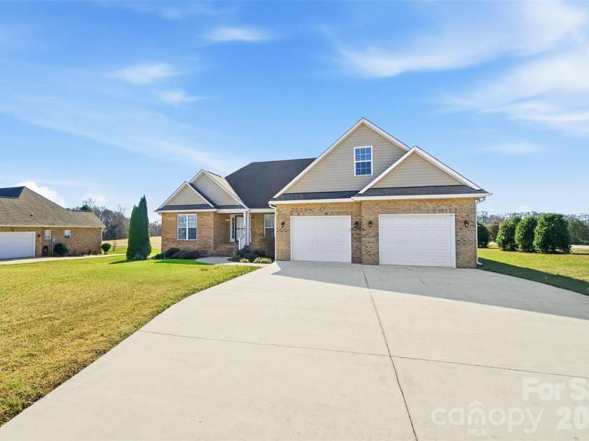 884 Clear Creek Circle, Lincolnton, NC 28092.  MLS# CAR4337596, YatesRealty ID 16963. 