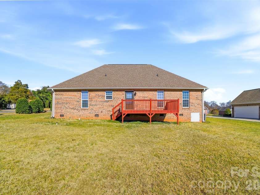 884 Clear Creek Circle, Lincolnton, NC 28092.  MLS# CAR4337596, YatesRealty ID 16963. 