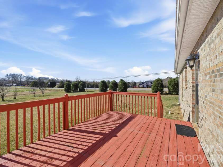 884 Clear Creek Circle, Lincolnton, NC 28092.  MLS# CAR4337596, YatesRealty ID 16963. 