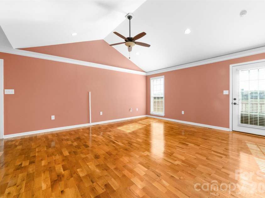 884 Clear Creek Circle, Lincolnton, NC 28092.  MLS# CAR4337596, YatesRealty ID 16963. 