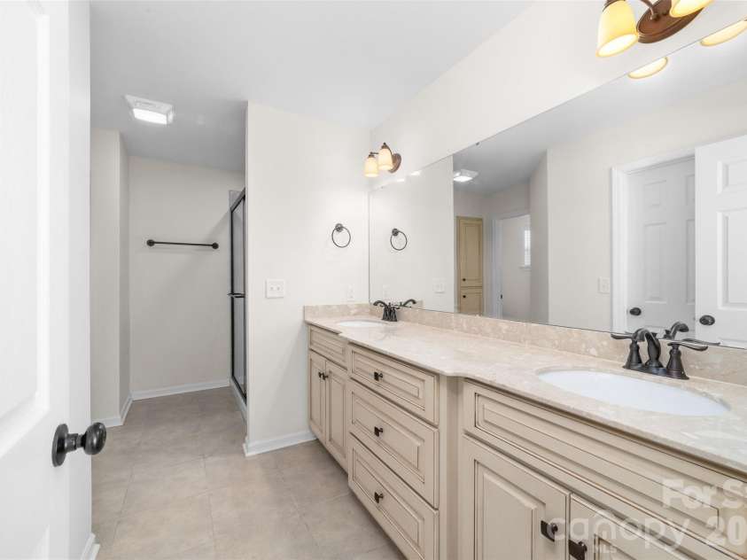 884 Clear Creek Circle, Lincolnton, NC 28092.  MLS# CAR4337596, YatesRealty ID 16963. 