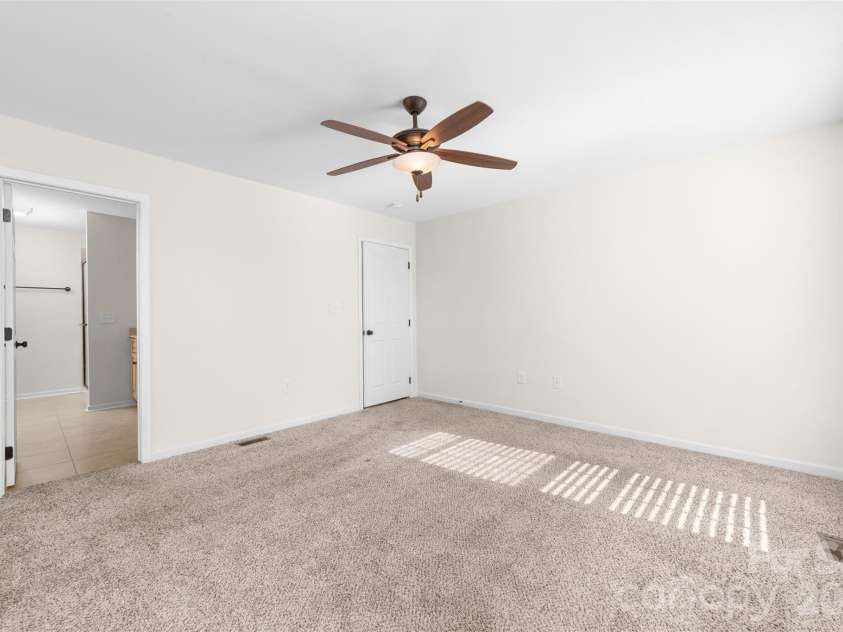 884 Clear Creek Circle, Lincolnton, NC 28092.  MLS# CAR4337596, YatesRealty ID 16963. 