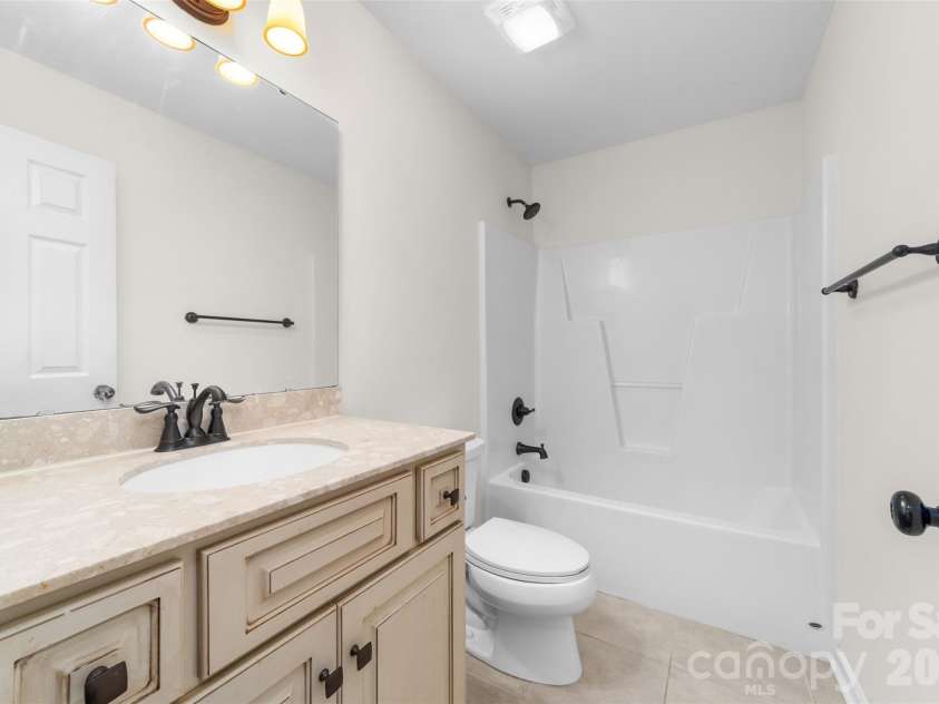 884 Clear Creek Circle, Lincolnton, NC 28092.  MLS# CAR4337596, YatesRealty ID 16963. 