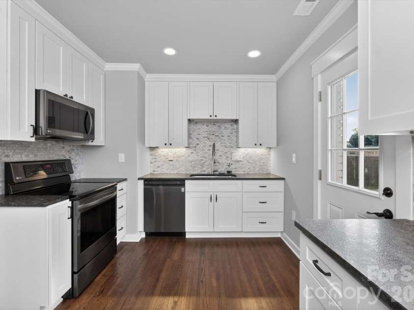 307 Peterson Drive, Charlotte, NC 28217.  MLS# CAR4363768, YatesRealty ID 16964. 