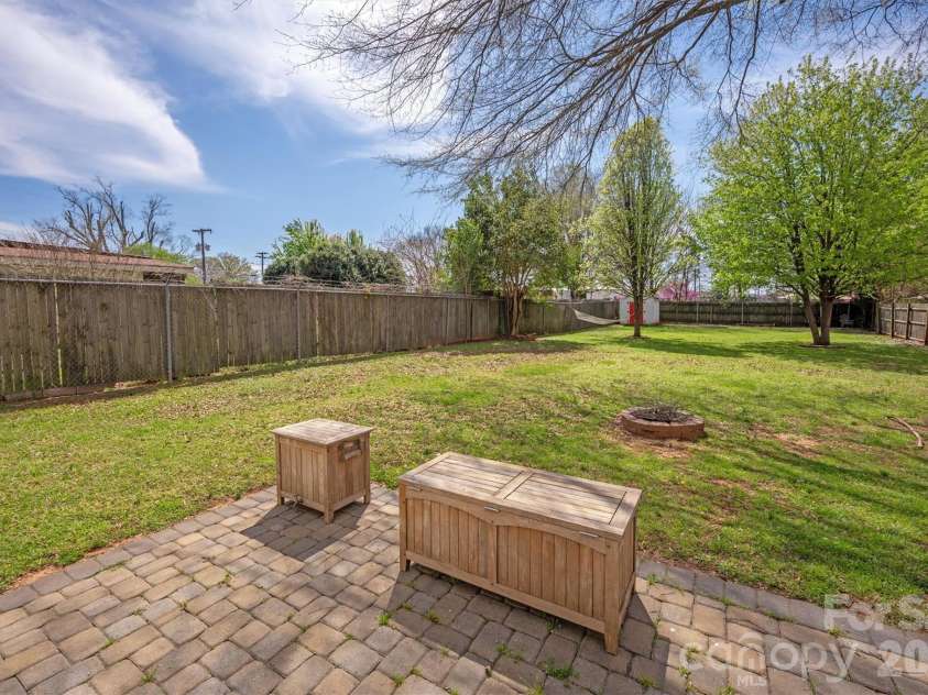 307 Peterson Drive, Charlotte, NC 28217.  MLS# CAR4363768, YatesRealty ID 16964. 