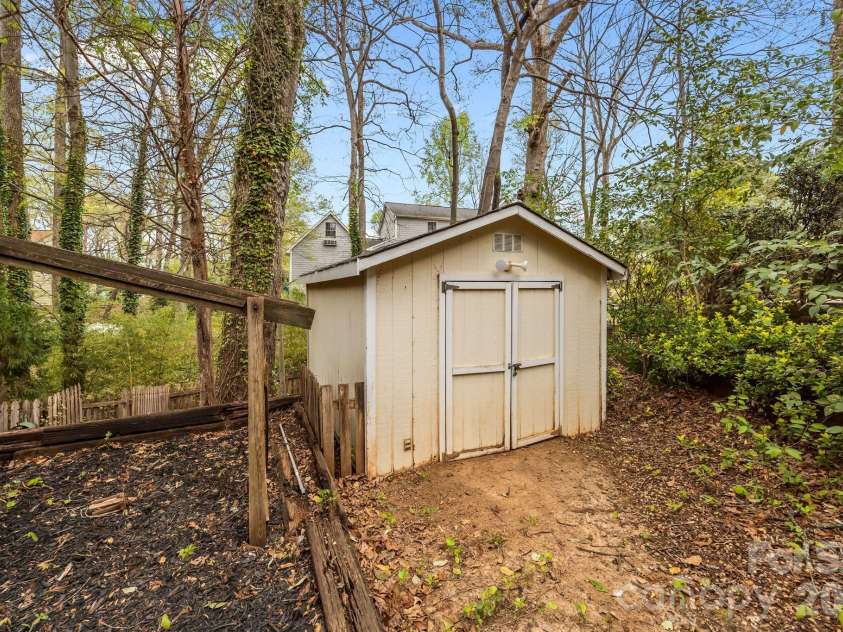 900 Muirfield Drive, Mooresville, NC 28115.  MLS# CAR4340189, YatesRealty ID 16965. 