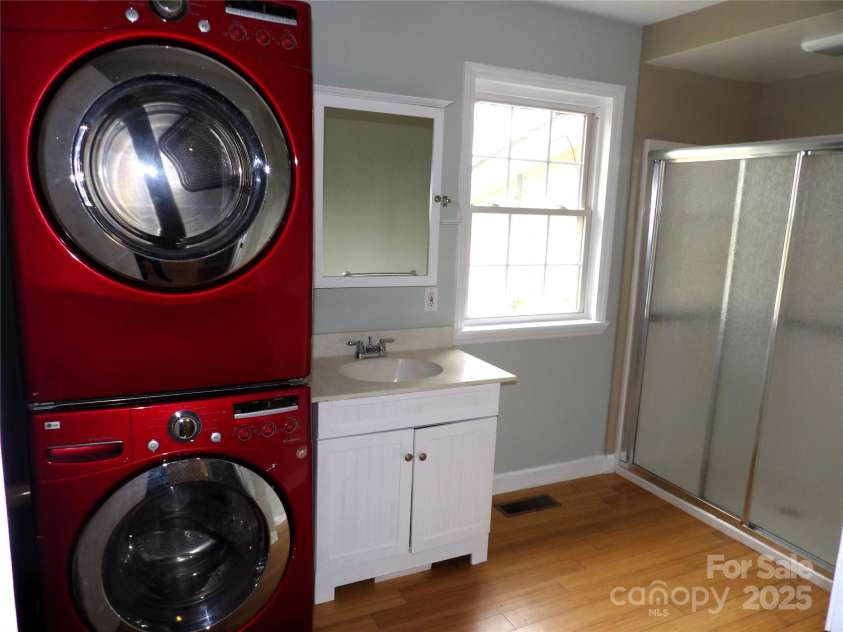 106 Pinetree Drive, Black Mountain, NC 28711.  MLS# CAR4246572, YatesRealty ID 16966. Bathroom #1