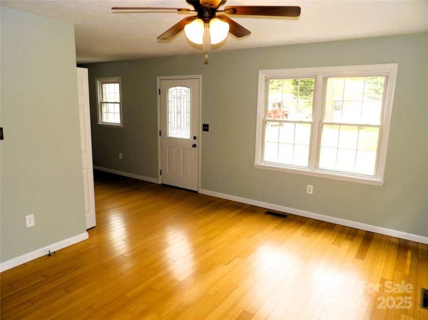 106 Pinetree Drive, Black Mountain, NC 28711.  MLS# CAR4246572, YatesRealty ID 16966. Bright Living Room