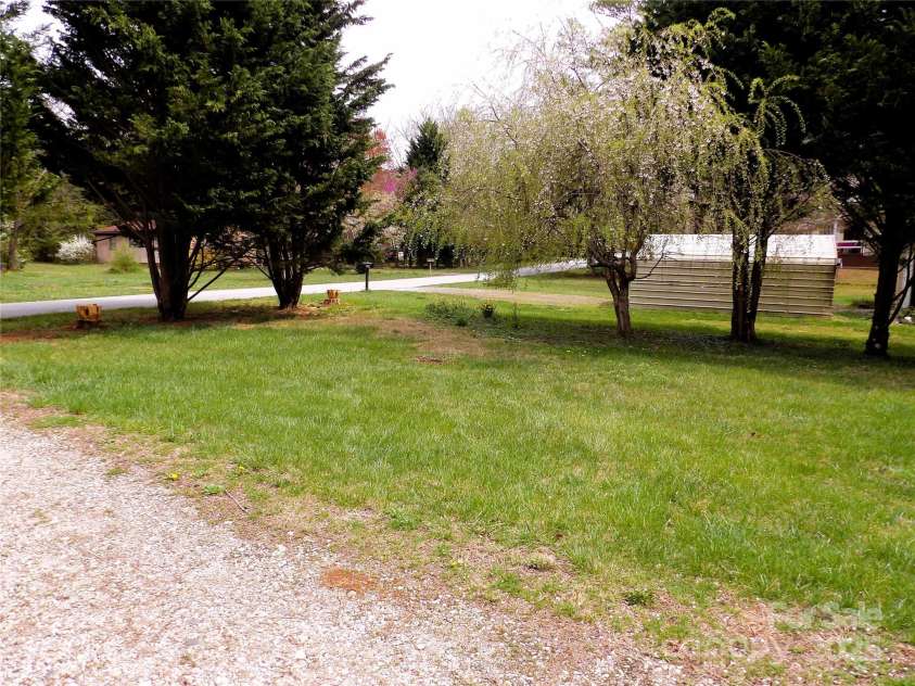 106 Pinetree Drive, Black Mountain, NC 28711.  MLS# CAR4246572, YatesRealty ID 16966. Front ard