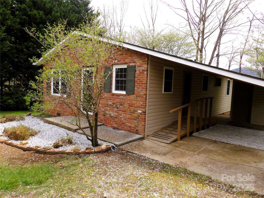 106 Pinetree Drive, Black Mountain, NC 28711.  MLS# CAR4246572, YatesRealty ID 16966. Front of Home