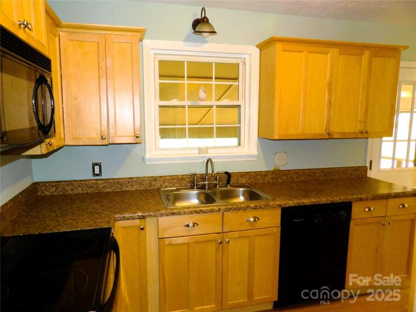 106 Pinetree Drive, Black Mountain, NC 28711.  MLS# CAR4246572, YatesRealty ID 16966. Kitchen