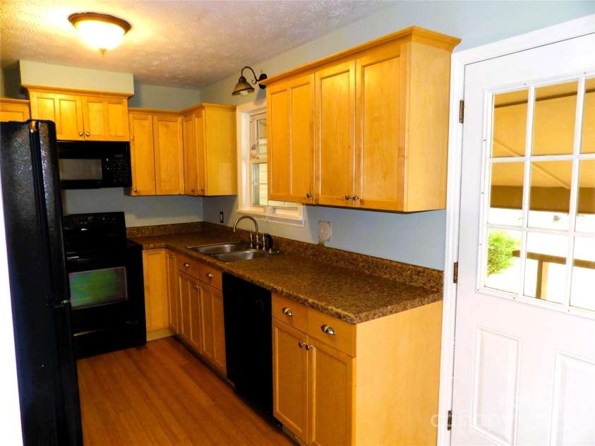 106 Pinetree Drive, Black Mountain, NC 28711.  MLS# CAR4246572, YatesRealty ID 16966. Kitchen