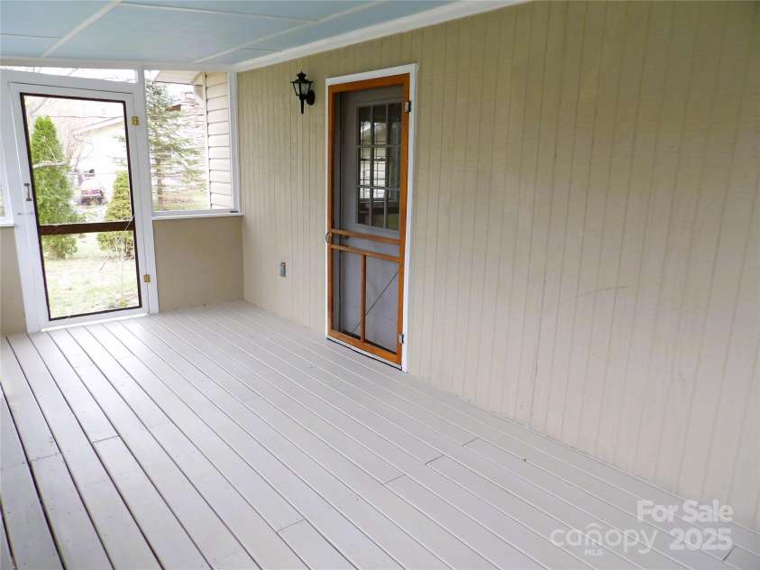 106 Pinetree Drive, Black Mountain, NC 28711.  MLS# CAR4246572, YatesRealty ID 16966. Screened in Deck