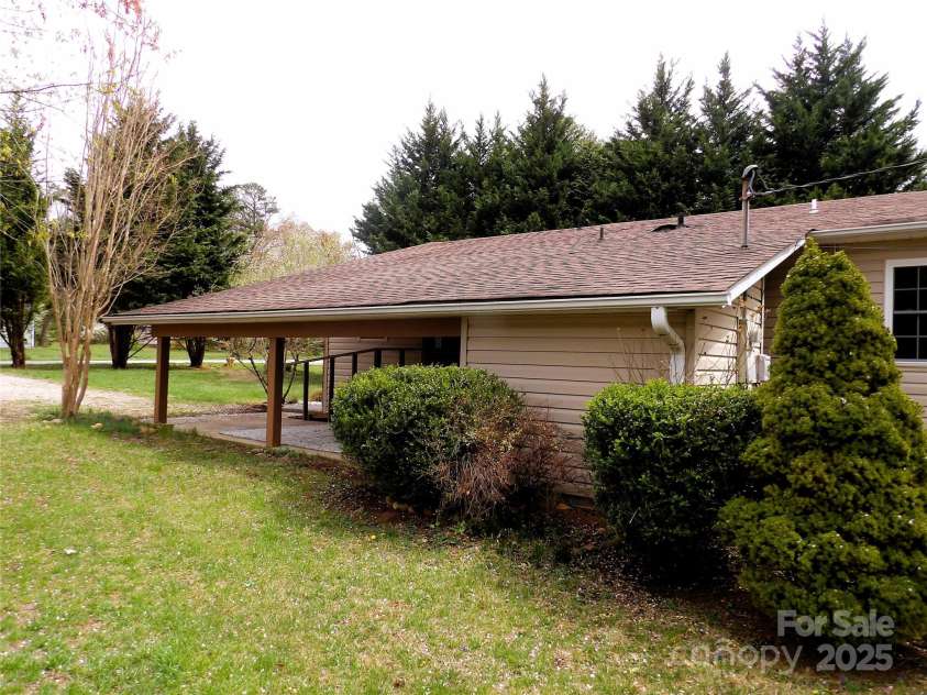 106 Pinetree Drive, Black Mountain, NC 28711.  MLS# CAR4246572, YatesRealty ID 16966. Side Yard