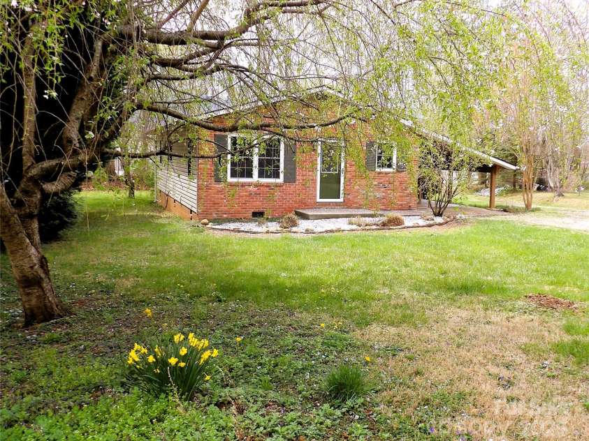 106 Pinetree Drive, Black Mountain, NC 28711.  MLS# CAR4246572, YatesRealty ID 16966. Welcome Home!