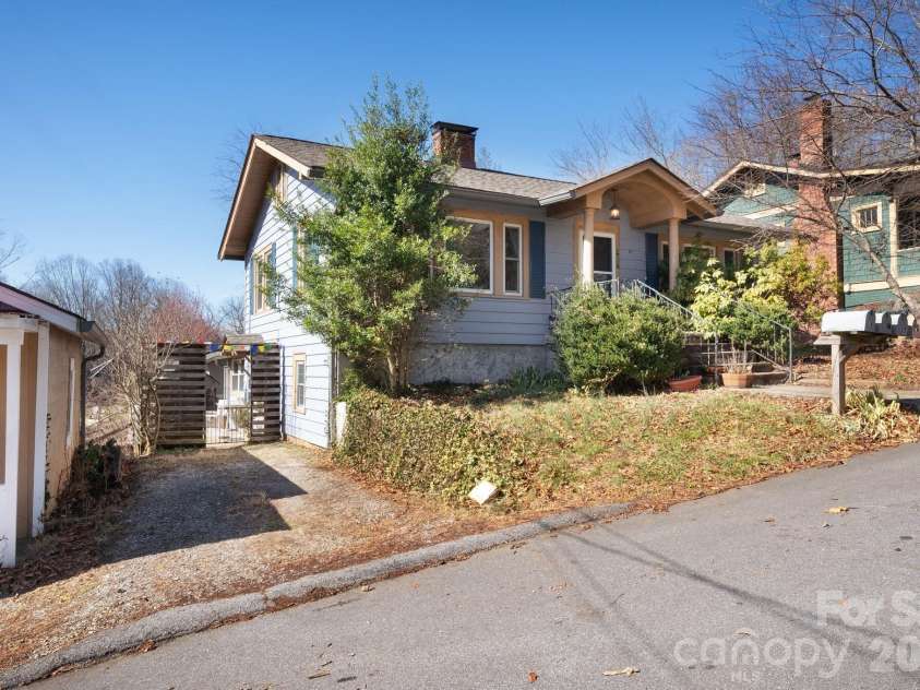 17 & 19 Hubbard Avenue, Asheville, NC 28806.  MLS# CAR4259488, YatesRealty ID 16966. 17 Hubbard Ave Driveway