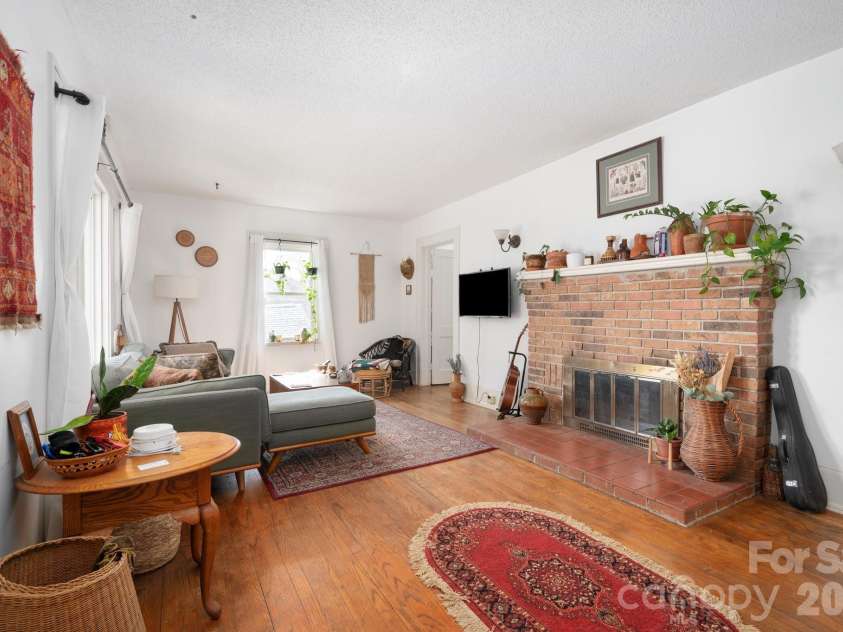 17 & 19 Hubbard Avenue, Asheville, NC 28806.  MLS# CAR4259488, YatesRealty ID 16966. 17 Hubbard Living Room