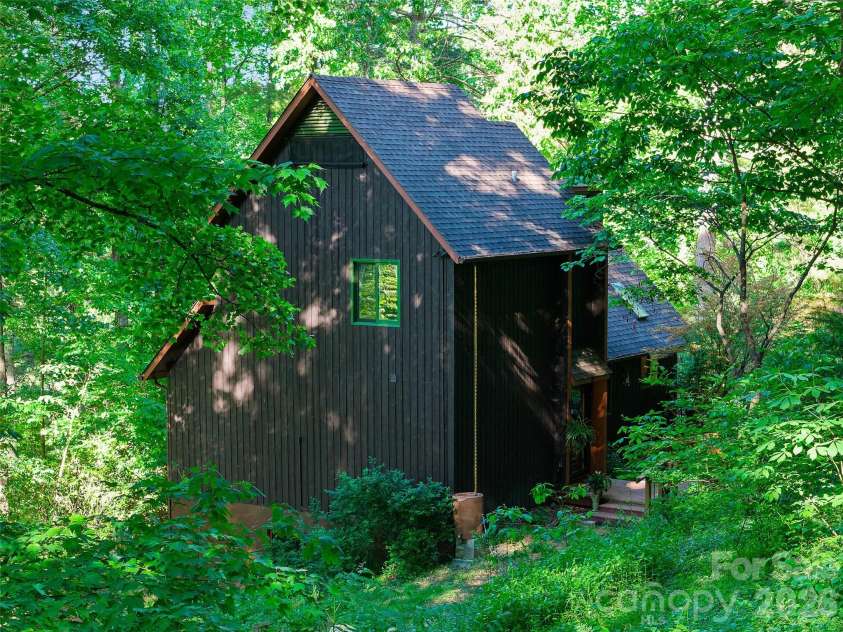 278 Mount View Drive, Burnsville, NC 28714.  MLS# CAR4259285, YatesRealty ID 16967. 