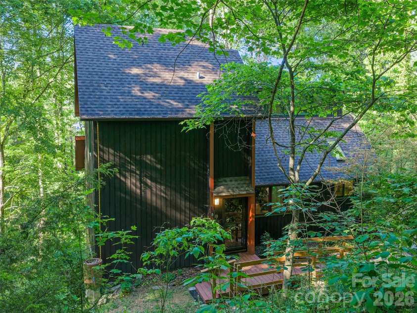 278 Mount View Drive, Burnsville, NC 28714.  MLS# CAR4259285, YatesRealty ID 16967. 