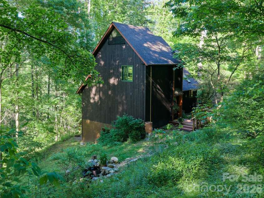278 Mount View Drive, Burnsville, NC 28714.  MLS# CAR4259285, YatesRealty ID 16967. 