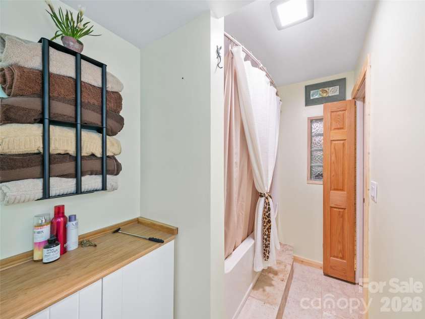 278 Mount View Drive, Burnsville, NC 28714.  MLS# CAR4259285, YatesRealty ID 16967. Basement Level In-Law Suite (Full Bathroom)
