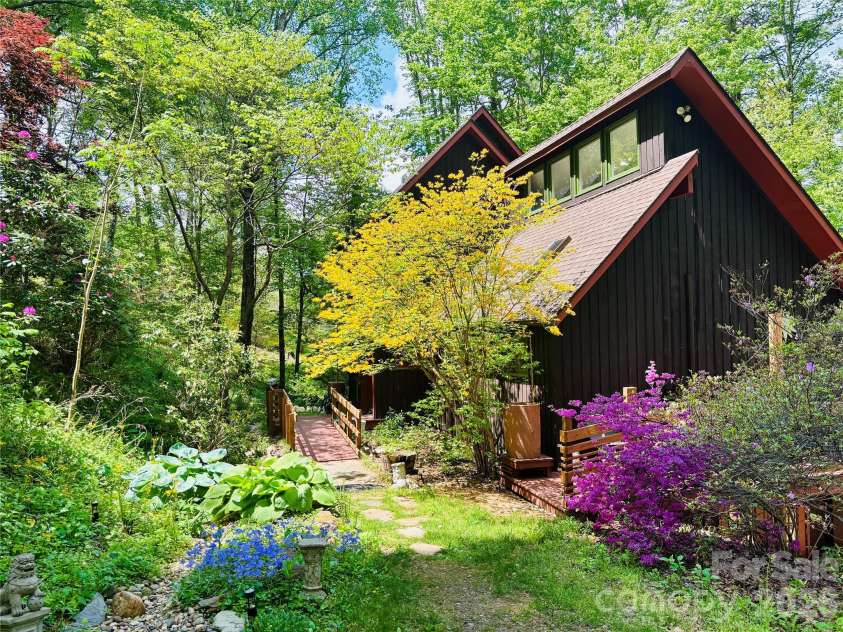 278 Mount View Drive, Burnsville, NC 28714.  MLS# CAR4259285, YatesRealty ID 16967. Spring Photo