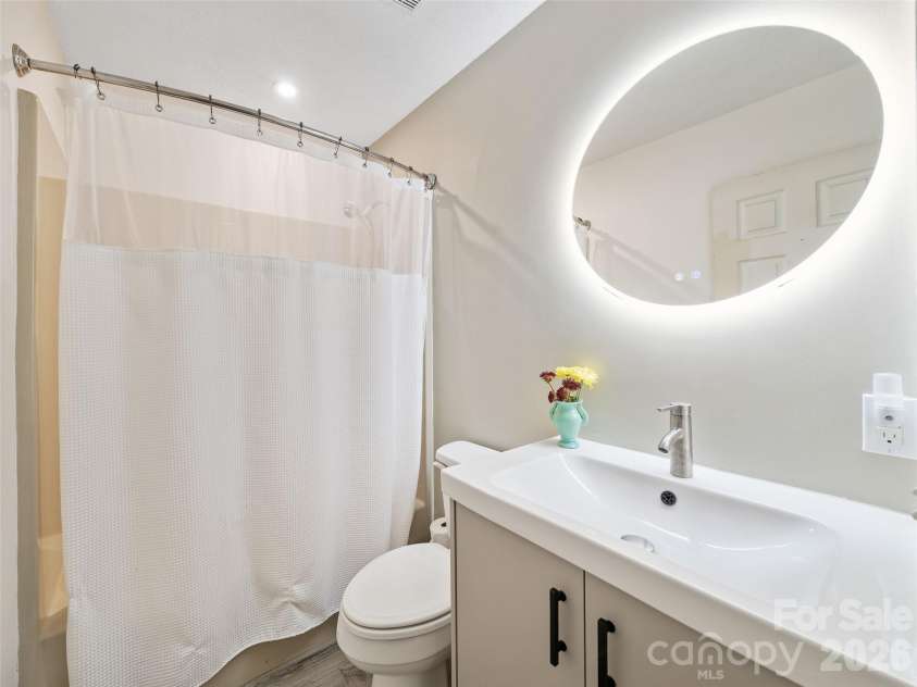 278 Mount View Drive, Burnsville, NC 28714.  MLS# CAR4259285, YatesRealty ID 16967. Upper Level Full Bathroom