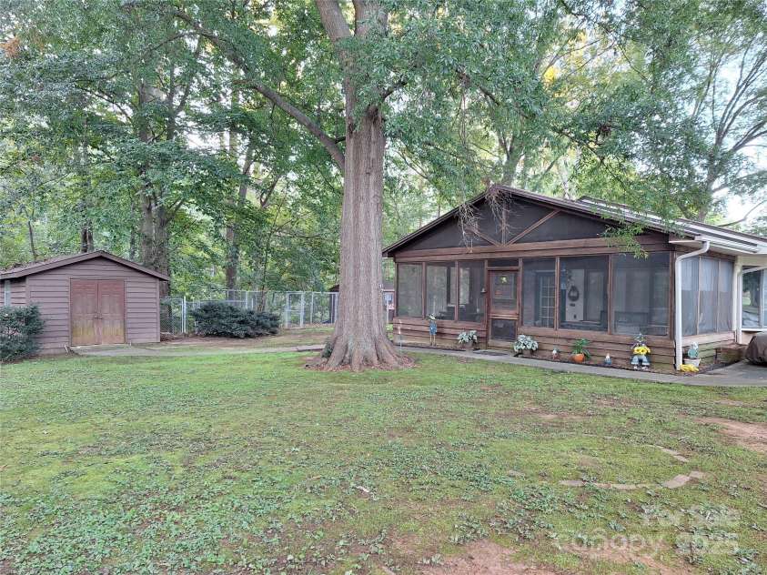 213 Del Vista Drive, Lexington, NC 27292.  MLS# CAR4255435, YatesRealty ID 16968. 