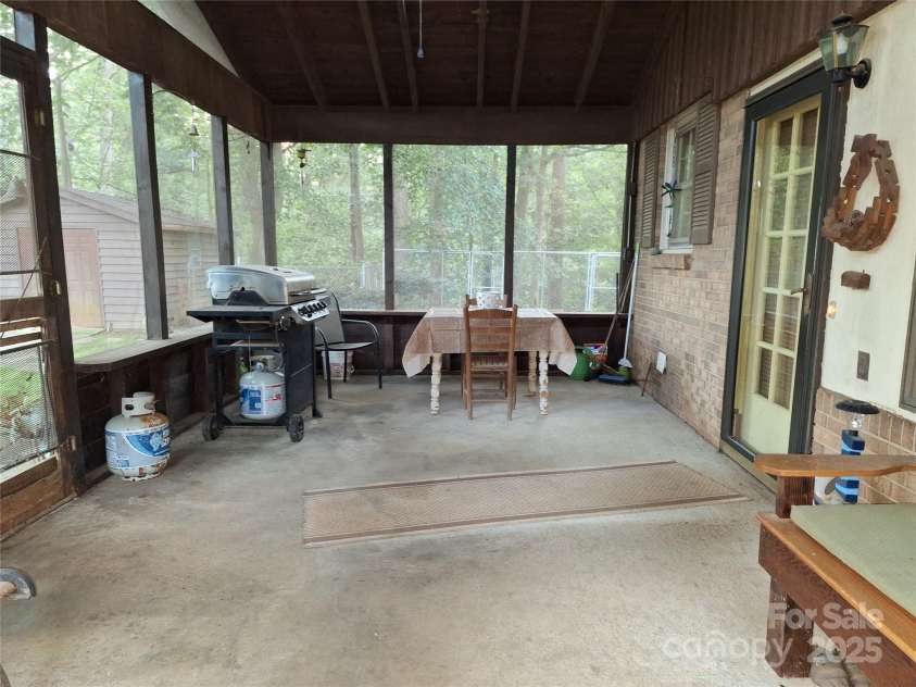 213 Del Vista Drive, Lexington, NC 27292.  MLS# CAR4255435, YatesRealty ID 16968. 