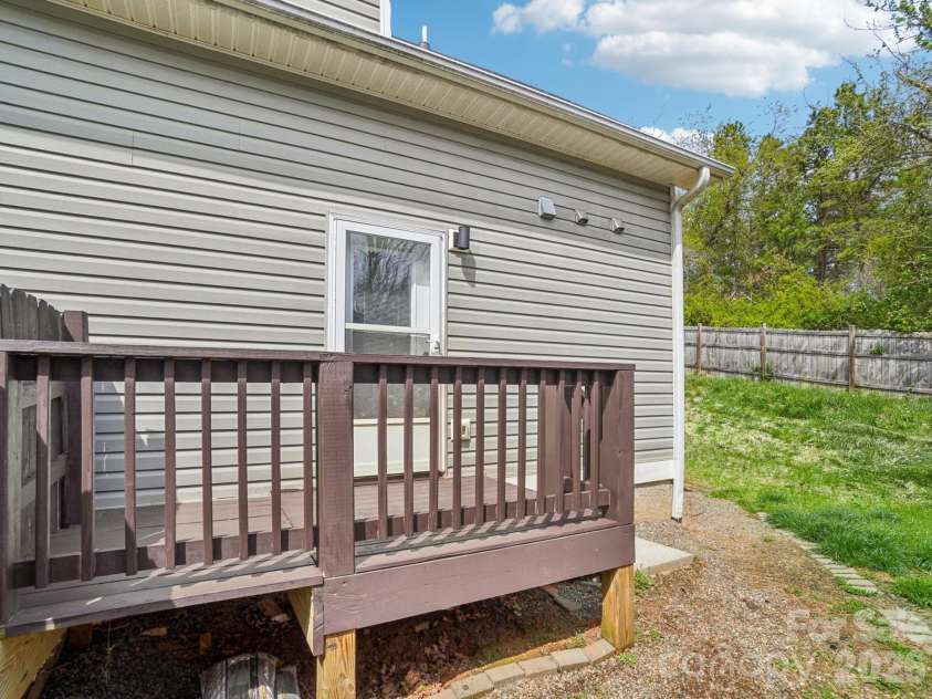 17 Yarrow Meadow Road, Weaverville, NC 28787.  MLS# CAR4363087, YatesRealty ID 16969. Side deck off kitchen