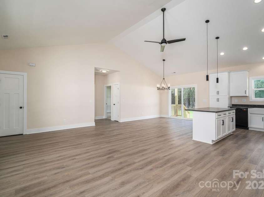 2047 Puetts Chapel Road, Bessemer City, NC 28016.  MLS# CAR4299201, YatesRealty ID 1697. Greatroom 