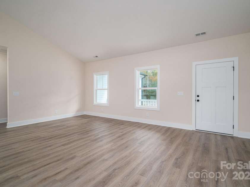 2047 Puetts Chapel Road, Bessemer City, NC 28016.  MLS# CAR4299201, YatesRealty ID 1697. Greatroom 