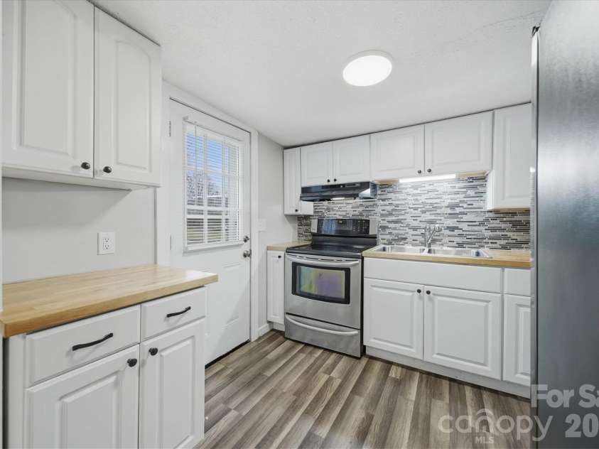 316 23rd Street, Hickory, NC 28601.  MLS# CAR4335639, YatesRealty ID 1697. 