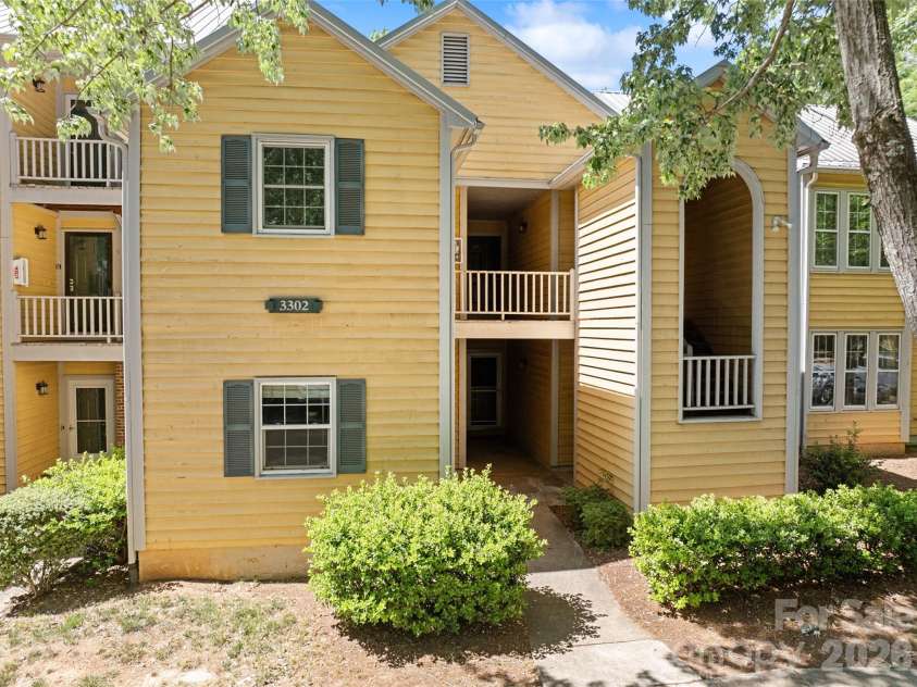 3302 Selwyn Farms Lane, Charlotte, NC 28209.  MLS# CAR4374401, YatesRealty ID 16971. 