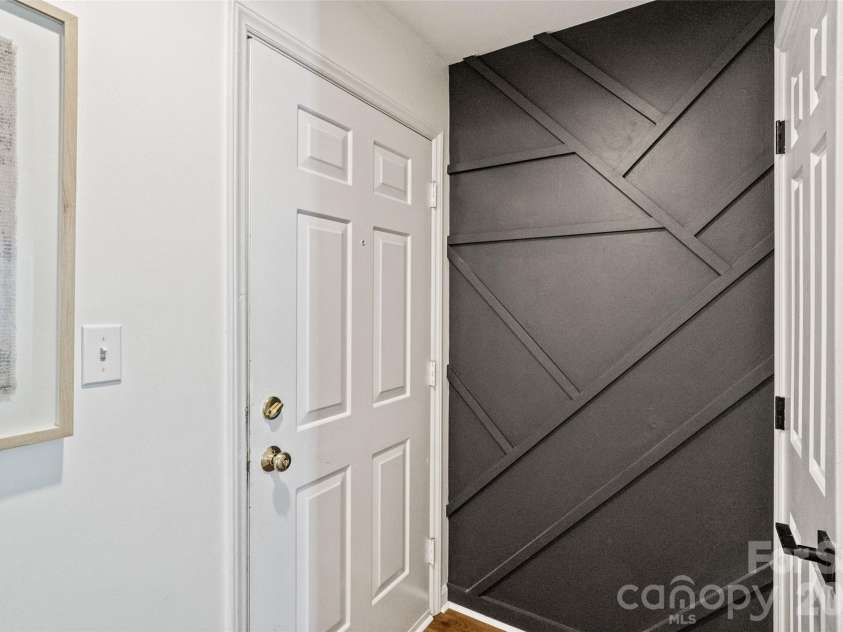 3302 Selwyn Farms Lane, Charlotte, NC 28209.  MLS# CAR4374401, YatesRealty ID 16971. 
