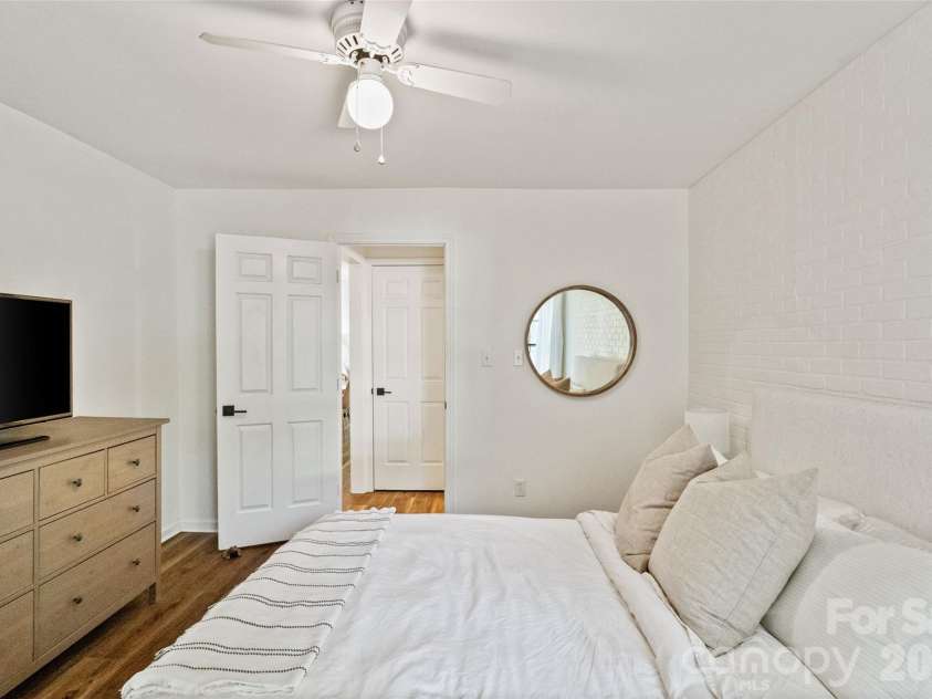 3302 Selwyn Farms Lane, Charlotte, NC 28209.  MLS# CAR4374401, YatesRealty ID 16971. 
