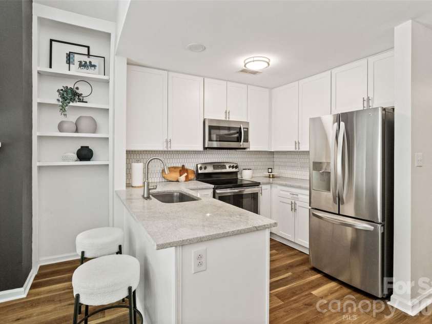 3302 Selwyn Farms Lane, Charlotte, NC 28209.  MLS# CAR4374401, YatesRealty ID 16971. 