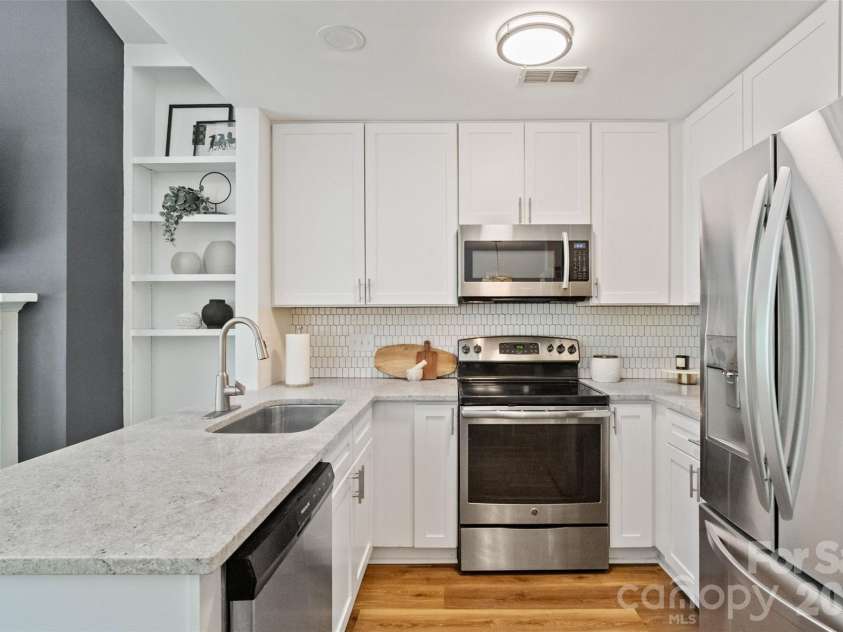 3302 Selwyn Farms Lane, Charlotte, NC 28209.  MLS# CAR4374401, YatesRealty ID 16971. 