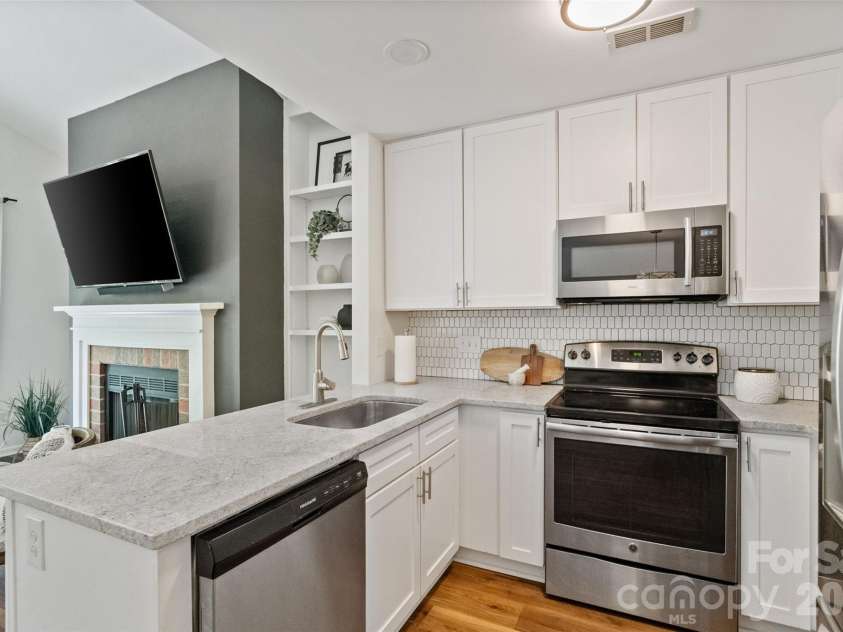 3302 Selwyn Farms Lane, Charlotte, NC 28209.  MLS# CAR4374401, YatesRealty ID 16971. 