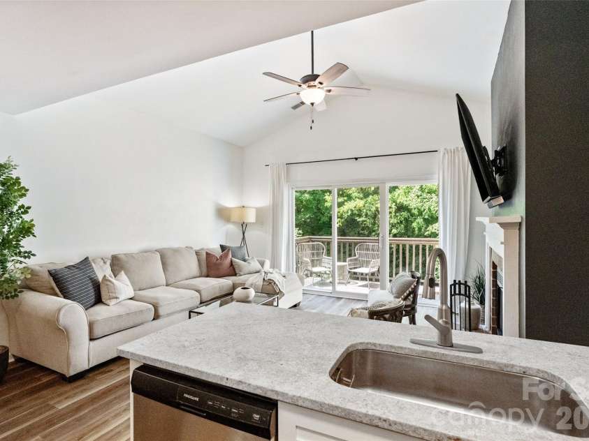 3302 Selwyn Farms Lane, Charlotte, NC 28209.  MLS# CAR4374401, YatesRealty ID 16971. 