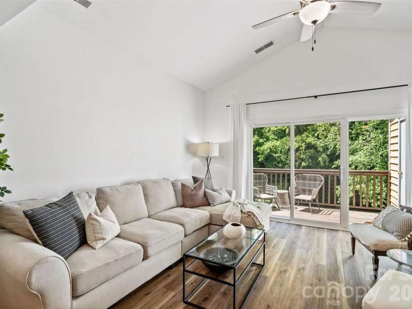 3302 Selwyn Farms Lane, Charlotte, NC 28209.  MLS# CAR4374401, YatesRealty ID 16971. 