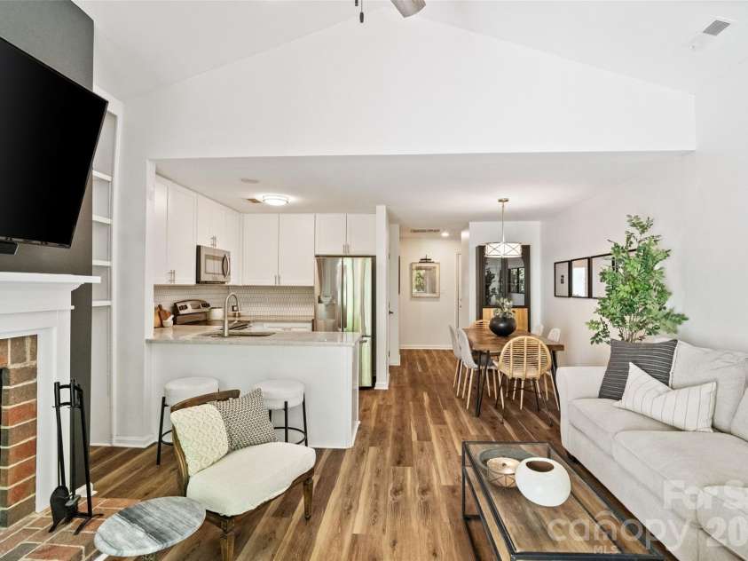 3302 Selwyn Farms Lane, Charlotte, NC 28209.  MLS# CAR4374401, YatesRealty ID 16971. 