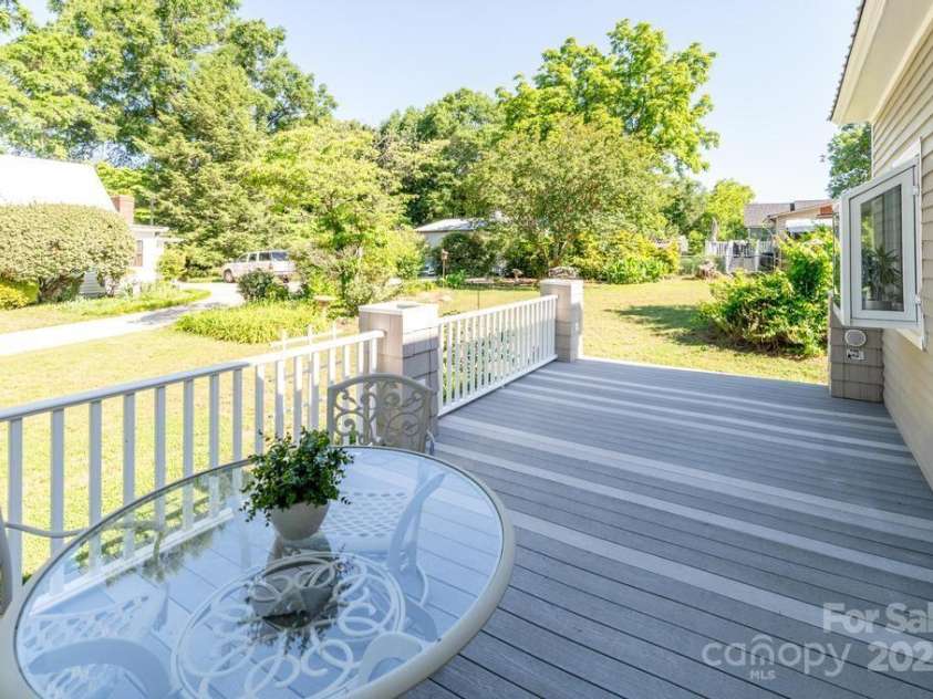 328 Center Avenue, Mooresville, NC 28115.  MLS# CAR4260096, YatesRealty ID 16972. 