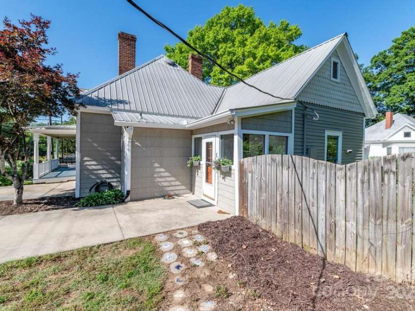 328 Center Avenue, Mooresville, NC 28115.  MLS# CAR4260096, YatesRealty ID 16972. 