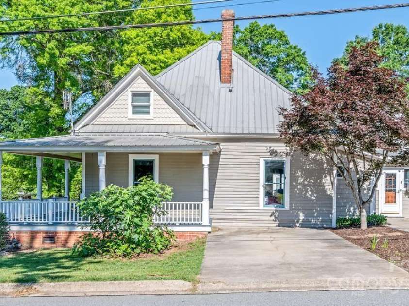 328 Center Avenue, Mooresville, NC 28115.  MLS# CAR4260096, YatesRealty ID 16972. 