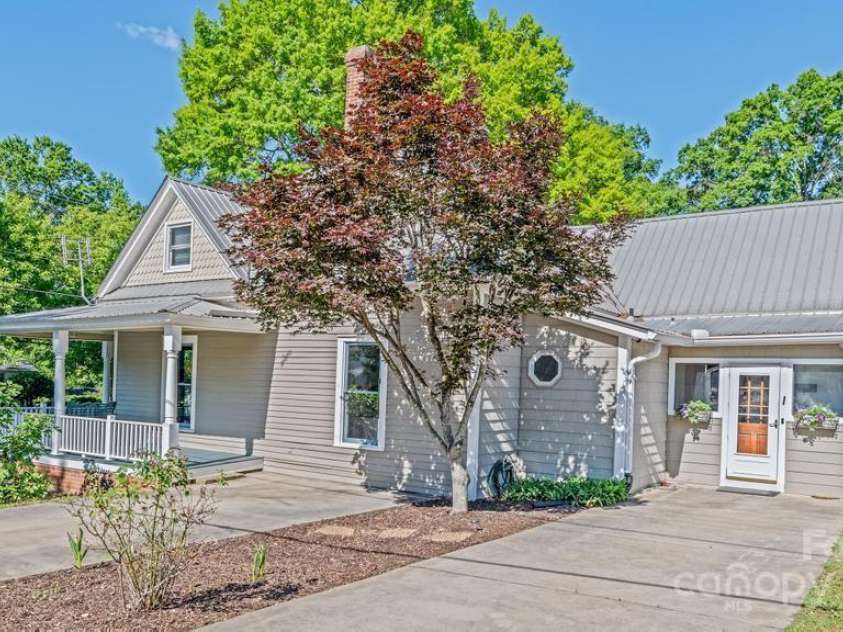 328 Center Avenue, Mooresville, NC 28115.  MLS# CAR4260096, YatesRealty ID 16972. 